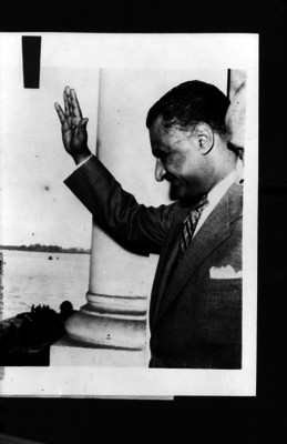 Abdel Nasser saludando desde el balcón de un edificio