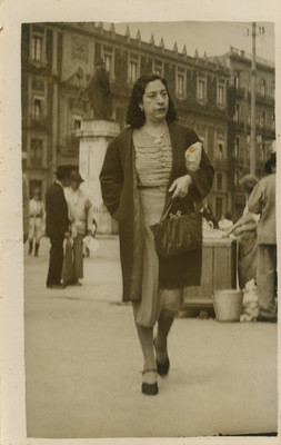 Mujer camina por el centro histórico, tarjeta postal