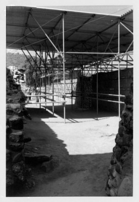Colocación del techo para la protección del Coatepantli de Tula