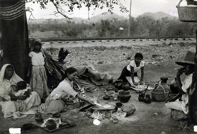 Mujeres hacen tortillas de comal