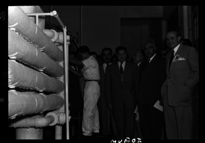 Marco Antonio Muñoz y funcionarios en las instalaciones de una planta pazteurizadora, retrato de grupo
