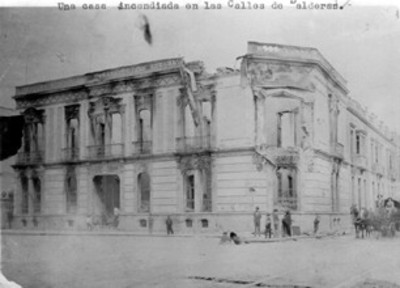 Gente afuera de una casa incendiada en las Calles de Balderas
