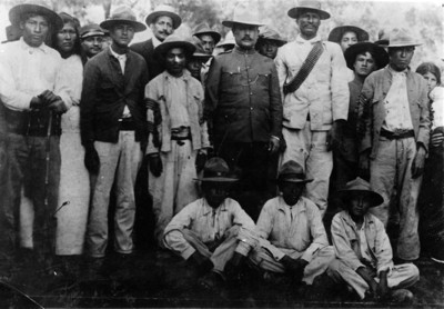 Obregón con los yaquis que lo acompañan en Celaya y León