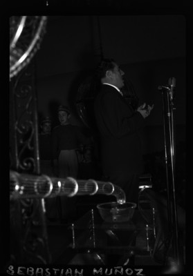 Sebastián Muñoz, cantante de ópera, interpretando una melodía durante un sorteo de la Lotería Nacional