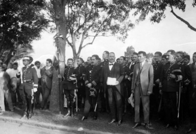 El presidente Álvaro Obregón en la ceremonia de entrega de banderas a las guardias presidenciales