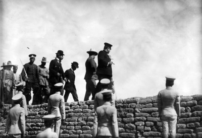 Álvaro Obregón observa maniobras militares