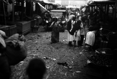 Gente compra en el mercado de "La Merced"