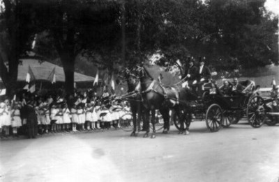Álvaro Obregón realiza revista escolar en el paseo de la Reforma