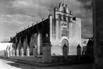 Iglesia, fachada principal y lateral