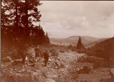 Hombres admiran el paisaje en San Miguel