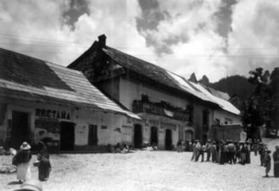 Hombres y mujeres sobre calle del Mineral del Chico