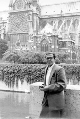 Constantino Reyes Valerio a lado de la Catedral de Notre Dame