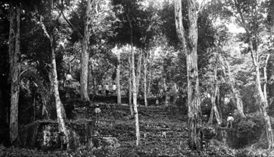 Indígenas en un basamento piramidel sin desmonta
