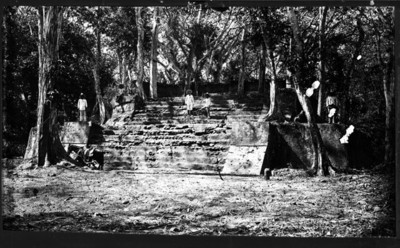 Hombres en una estructura piramidal