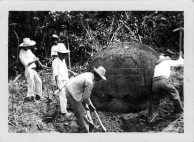 Excavación de una cabeza colosal olmeca