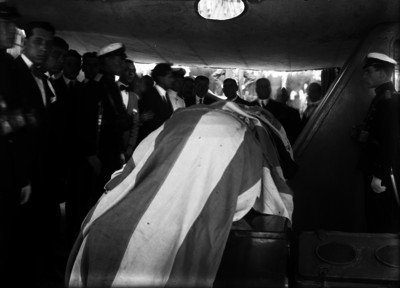 Funcionarios y marinos ante el féretro de Amado Nervo, abordo del Uruguay, durante su traslado a México