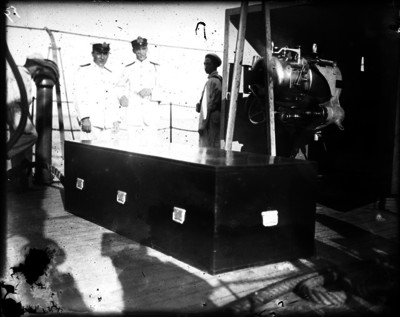 Marinos en la proa del barco Uruguay, junto a una caja que transporta el féretro de Amado Nervo