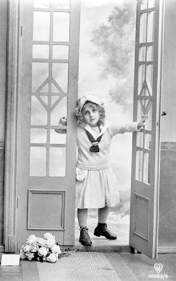 Niña en una puerta, tarjeta postal