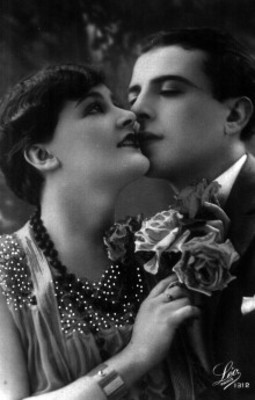 Pareja con flores