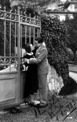 Pareja junto a un zaguán, tarjeta postal