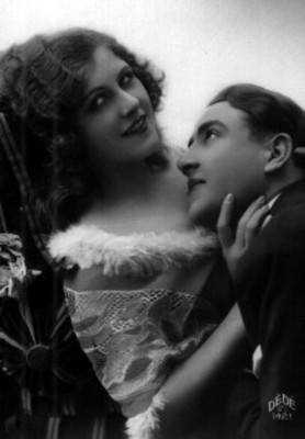 Retrato de pareja sobre un sillón, tarjeta postal