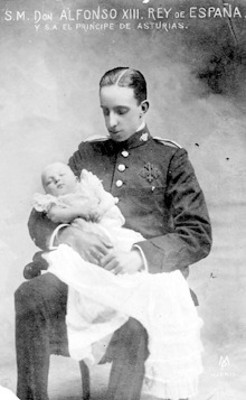 Retrato en una tarjeta postal del Rey Alfonso XIII de España sosteniendo en brazos a su hijo