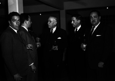 Alfonso Noriega, profesor de la Escuela Nacional de Jurisprudencia conviviendo con varios hombre al parecer durante un evento
