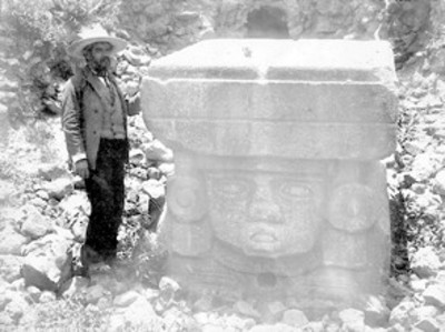 "713" hombre junto a "Monumento de San Juan Teotihuacan[sic.]"