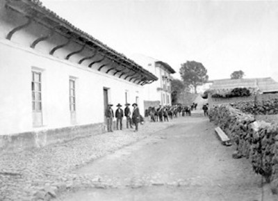 Hombres y militares en una "calle del pueblo"