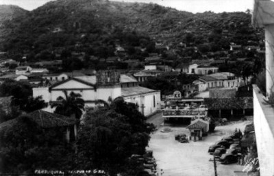 Tarjeta postal con la imagen de una parroquia en Acapulco