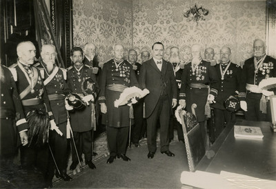 Obregón en compañía de los generales veteranos de la reforma, fotografía de grupo