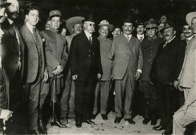 Obregón reunido con militares y funcionarios públicos