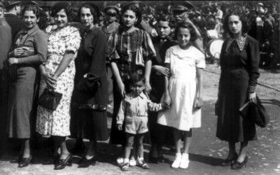 Mujeres durante festival, con motivo de la guerra en Chapultepec, retrato de grupo