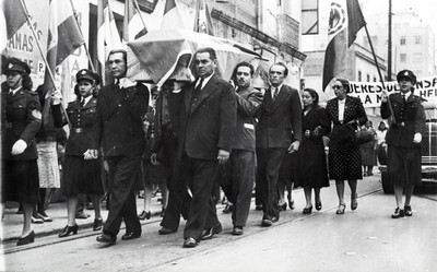 Hombres llevan el féretro de Rodolfo Chacón acaecido durante los combates al Potrero del Llano