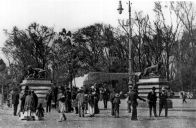 Gente cerca de la esculturas de los leones en la alameda