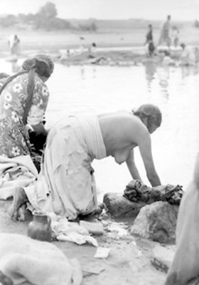 Mujeres lavan en un río