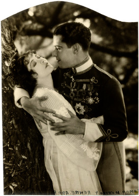 Ramón Novarro y Adore Renne filmando una escena de amor