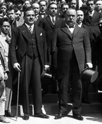 Plutarco Elías Calles, Alvaro Obregón y comitiva, retrato de grupo