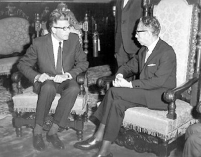 Gustavo Díaz Ordaz se entrevista con el embajador de Gran Bretaña Charles Peter Hope