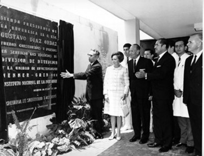 El presidente Díaz Ordaz devela la placa inaugural de los edificios de las divisiones de investigación de INN