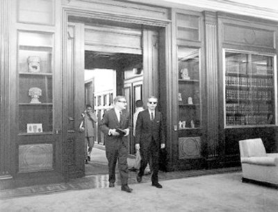 El enviado del presidente Nixon, el gobernador Nelson Rockefeller y el presidente Díaz Ordaz entran a el despacho de Los Pinos para entrevistarse