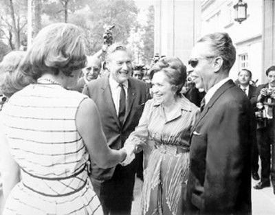Saludos mutuos entre las familias Díaz Ordaz y Rockefeller el día de la entrevista del Presidente de México y Nelson Rockefeller