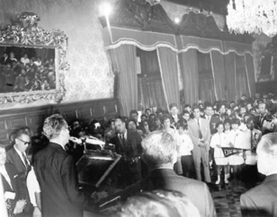 El presidente Gustavo Díaz Ordaz dirige unas palabras a los estudiantes más avanzados de Durango en Palacio Nacional