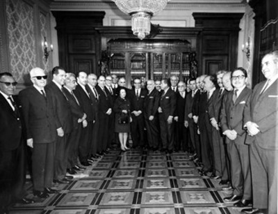 El presidente Gustavo Díaz Ordaz es felicitado en Palacio Nacional por un grupo de funcionarios