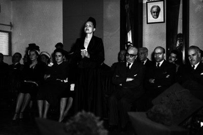 Carlos Obregón Santacilia condecorando a alumnas durante su graduación