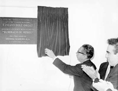 Inauguración del edificio de "El Heraldo de México" El presidente Díaz Ordaz devela la placa