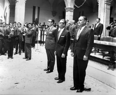 Gustavo Díaz Ordaz durante una ceremonia en el patio de una escuela