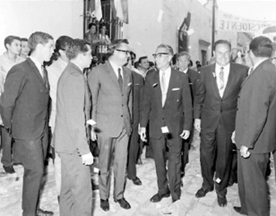 El presidente Díaz Ordaz y comitiva durante un recorrido por las calles de Querétaro el día del aniversario de la constitución de 1917