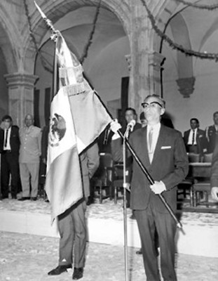 El presidente Díaz Ordaz con el asta bandera pronuncia un discurso en la celebración del 50 aniversario de la Constitución de 1917