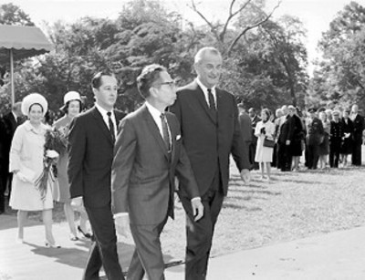 Los presidentes Gustavo Díaz Ordaz y Lyndon B. Johnson acompañados de sus esposas, después de la bienvenida que le dio el primer mandatario norteamericano a los visitantes